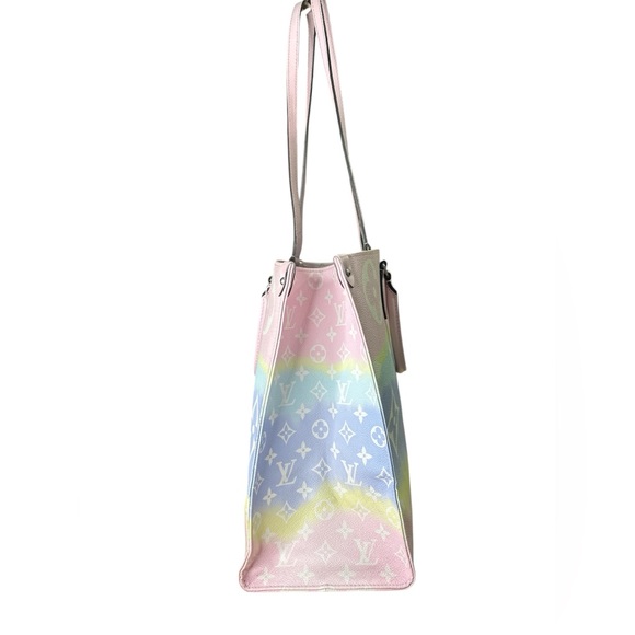 LOUIS VUITTON
Monogram Escale Onthego GM Pastel - Picture 4 of 14